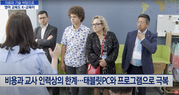 의류, 사람, 인간의 얼굴, 여성이(가) 표시된 사진

자동 생성된 설명